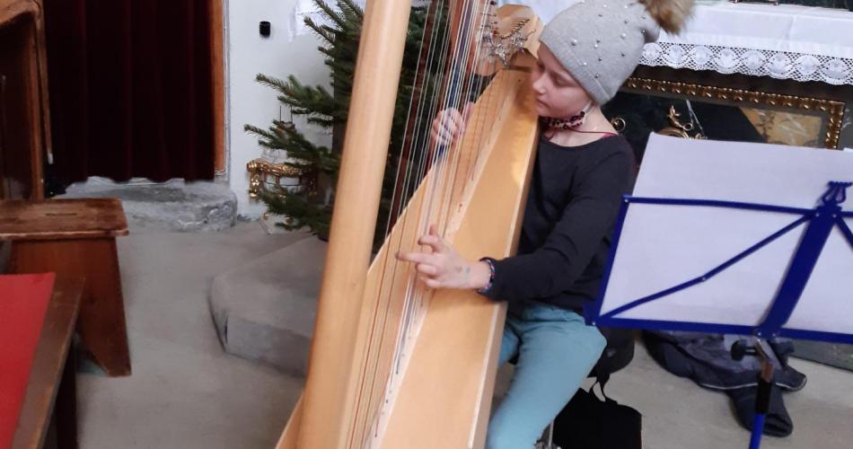 Leonie bei der Weihnachtsandacht an der Harve